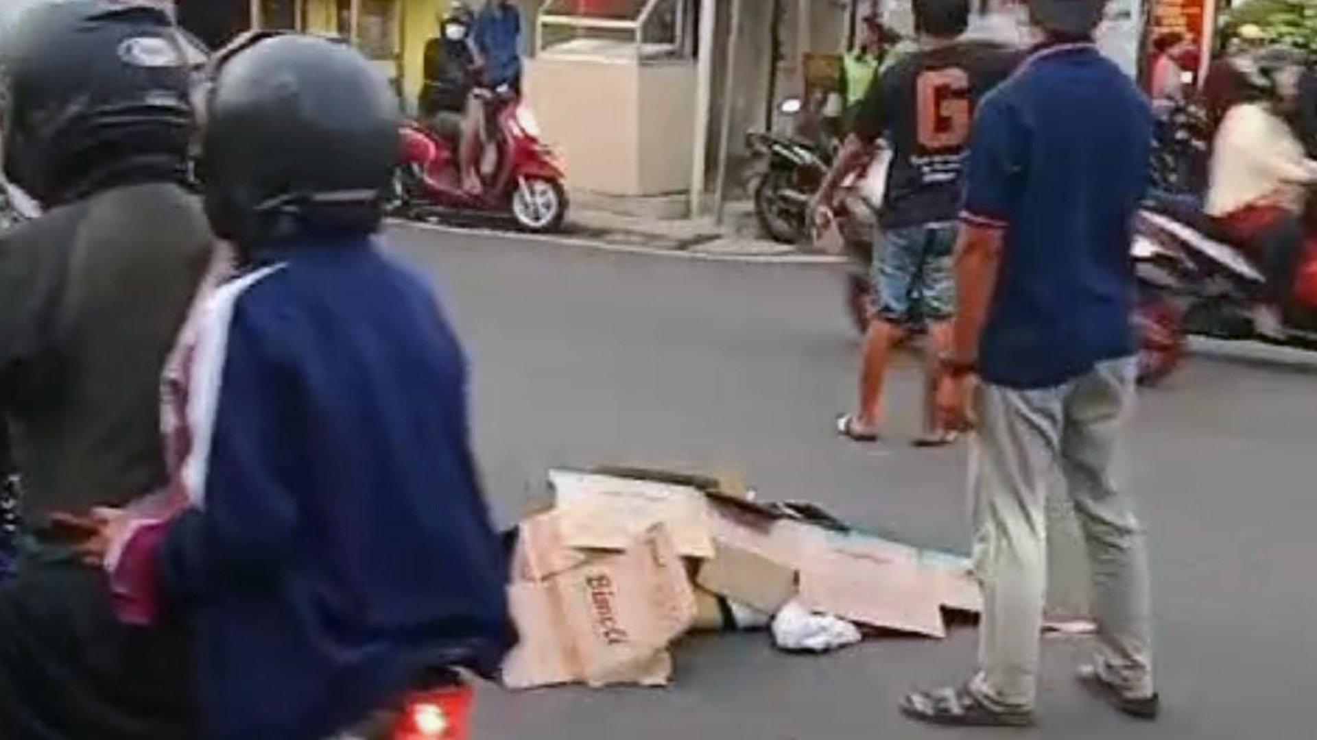 Siswi belasan tahun tewas seketika usai ditabrak mobil di Jalan Aria Putra, Ciputat, Tangerang Selatan (Tangsel), Selasa (2/7/2024). (ist)