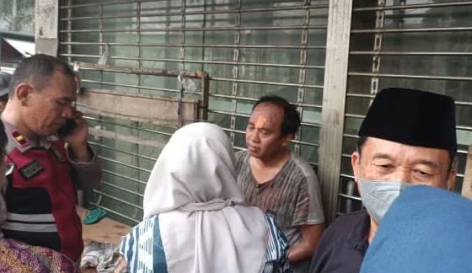 Maling kotak amal yang berhasil ditangkap warga di Apotek daerah Pamulang.(dra)