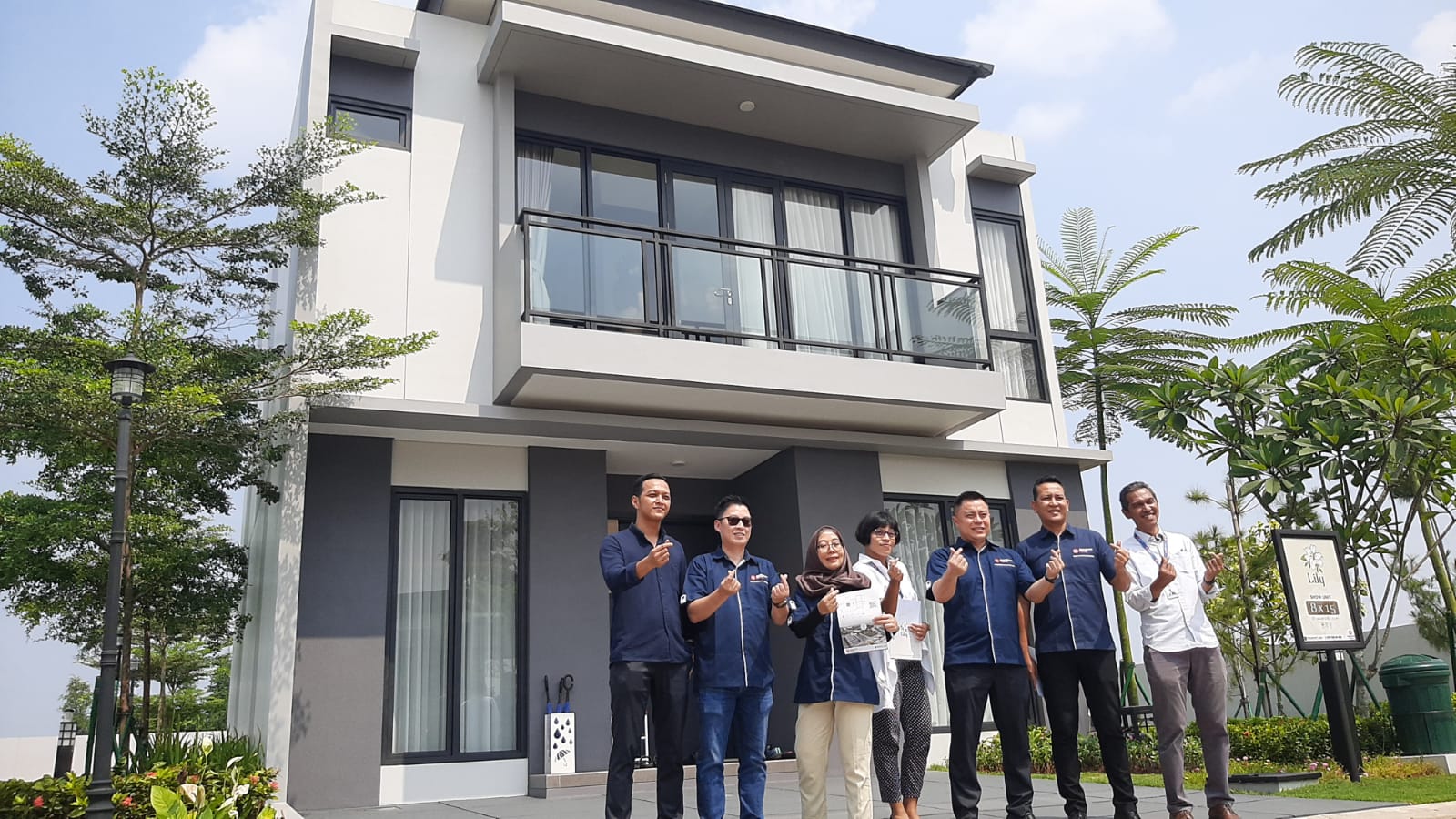 Jajaran direksi Paramount Petals berfoto didepan rumah contoh klaster Lily. Foto : Ist