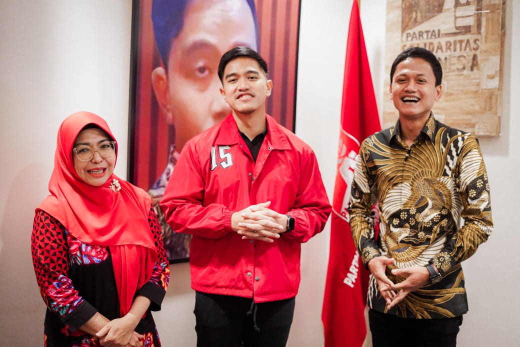 BERTEMU. Pasangan bakal calon bupati dan wakil bupati, Raden Dewi Setiani dan Iing Andri Supriadi, bertemu dengan Ketum PSI, Kaesang Pangarep, di Kantor DPP PSI, di Jakarta, Rabu (3/7). (Ist)