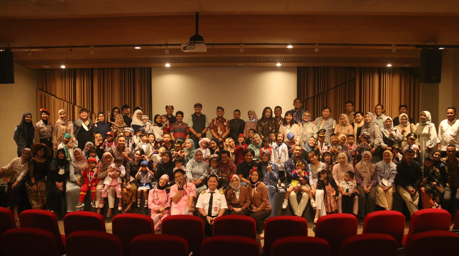 Sinar Mas Land menyelenggarakan Wisuda Angkatan X Pendidikan Anak Setingkat PAUD (PASP) Do & Learn pada Rabu (26/7) di Gedung Auditorium GOP 9, BSD City.