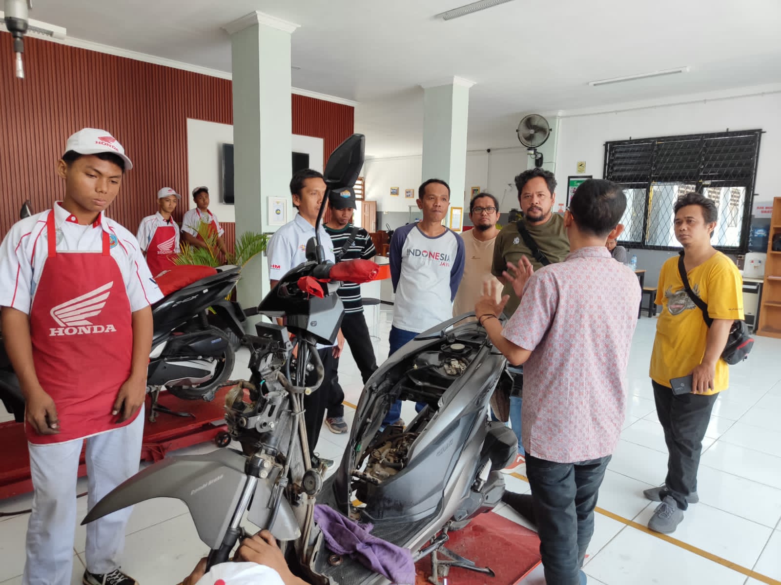 Para jurnalis melihat langsung bengkel AHASS di SMKN 8 Kabupaten Tangerang dalam program Skena Garage.(ist).