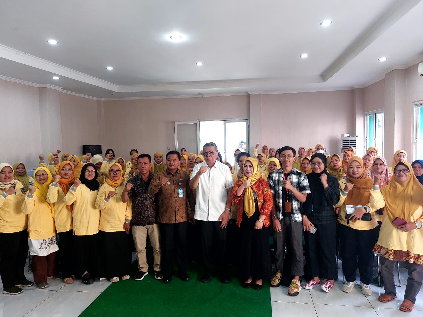 Wali Kota Tangsel, Benyamim Davnie bersama puluhan pelaku usaha di Bambu Apus. Foto : Ist