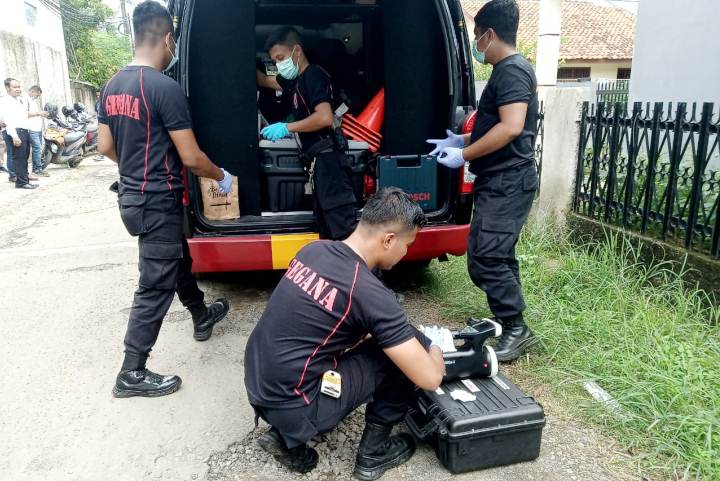 Warga dihebohkan dengan penemuan koper berukuran besar. Polisi pun terjun tim untuk amankan koper tersebut.(dra)