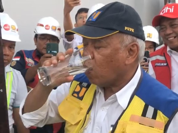 Menteti PUPR saat minum air yang ada di IKN. Foto : Ist