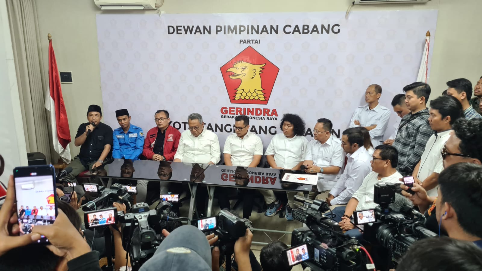 Gerindra serahkan Formulir B1-KWK kepada pasangan Benyamin-Pilar di Kantor DPC Partai Gerindra Tangsel, Rabu (28/8/2024). (tangselpos.id/rmn)