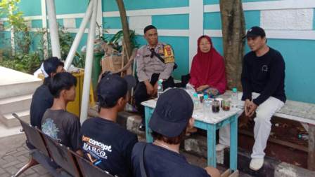 Seorang pedagang yang tertangkap mencuri, tengah diinterogasi dan diberi sanksi oleh pemilik warung di Pondok Aren.(dra)