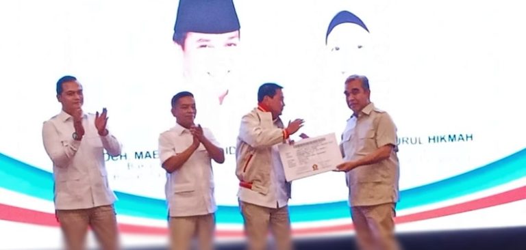 Masyal Rasyid saat menerima KTA dari Sekjen Gerindra Ahmad Muzani. Foto : Ist