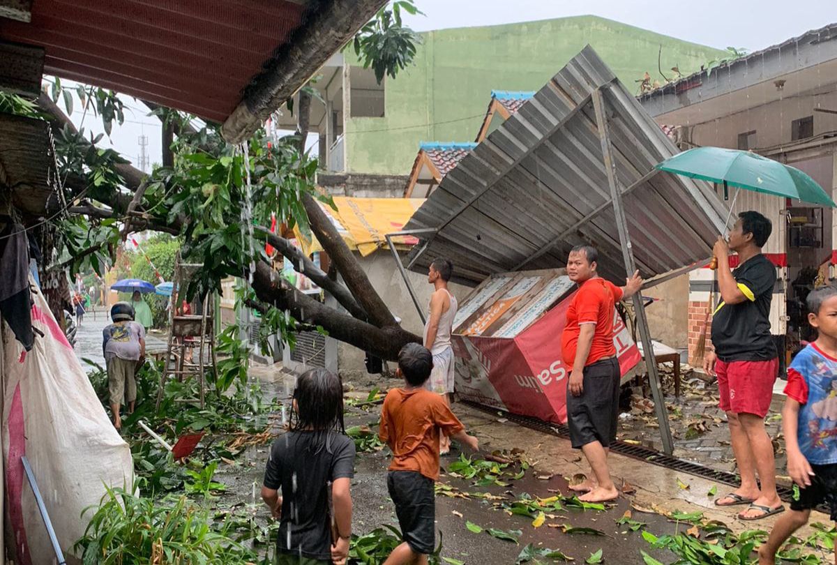 tap rumah warga yang berada di wilayah kelurahan Sawah Baru, Kecamatan Ciputat, Kota Tangsel, rusak tertimpa pohon,(dra)