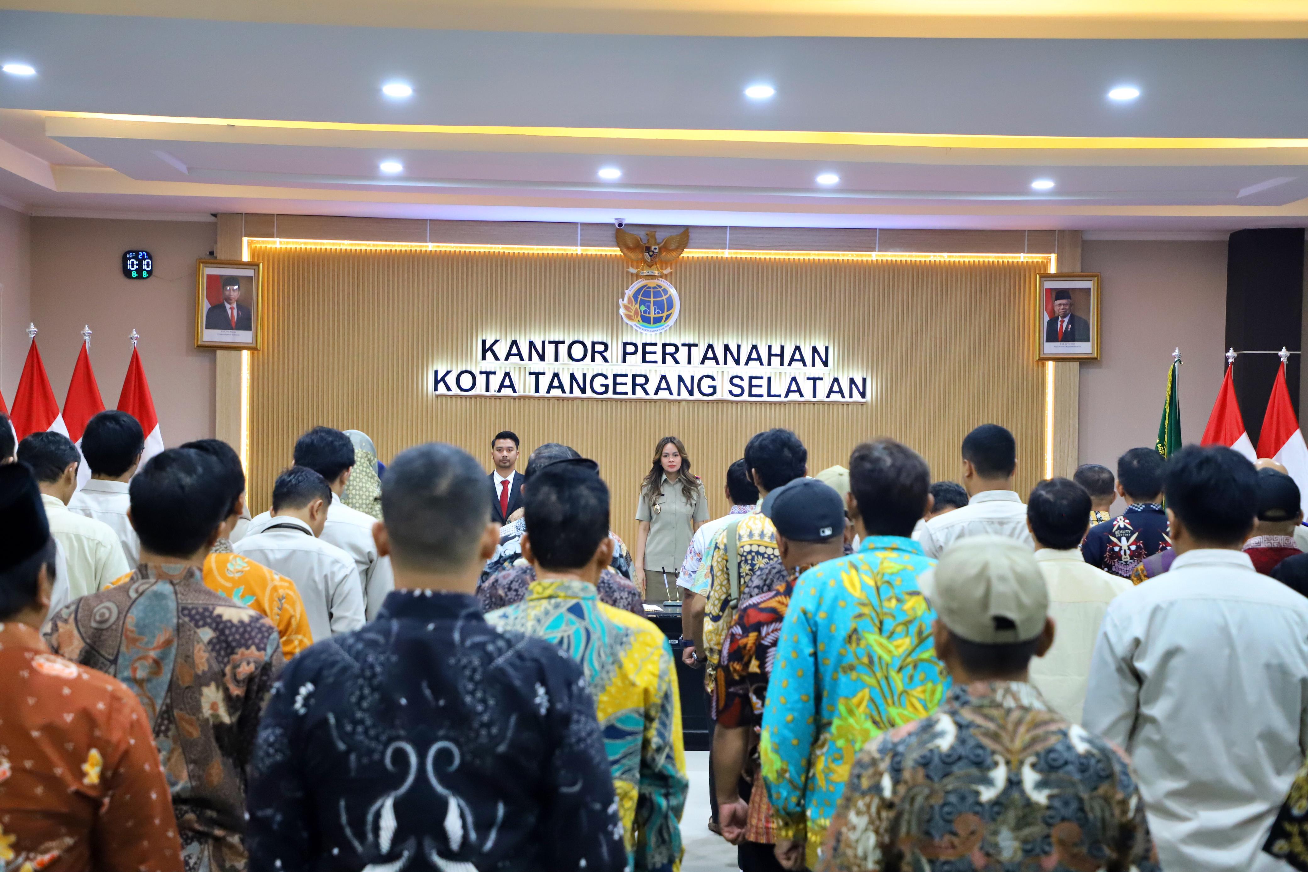 Pelantikan PTSL oleh Kepala Kantor Pertanahan Kota Tangsel, Shinta Purwitasari, di Aula Kantor Pertanahan Kota Tangsel pada Kamis (8/8) lalu. (Dok.BPN Tangsel)