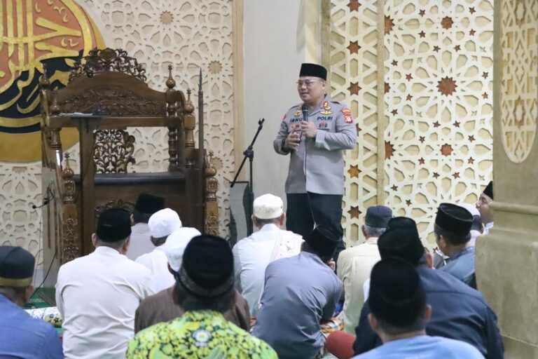 Kapolres Tangsel, AKBP Ibnu Bagus Santoso kembali laksanakan subuh berjamaah guna jalin silaturahmi dan dekatkan Polri dengan masyarakat, Kamis (1/8).(dra)