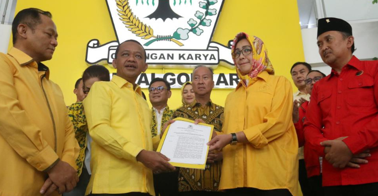 Ketua Umum DPP Golkar Bahlil Lahadalia (kedua kiri) menyerahkan SK dukungan untuk Airin Rachmi Diany-Ade Sumardi, di DPP Golkar, Jakarta Barat, Selasa (27/8/2024). Foto ; Ist