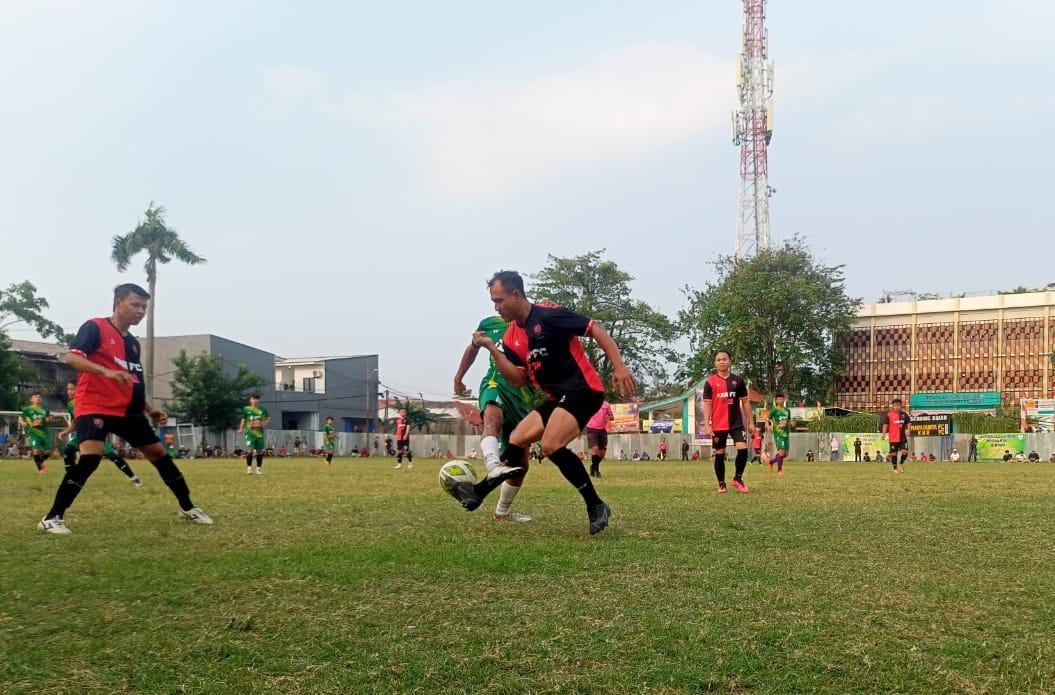 Bek kiri KBR, Samsul (merah hitam) berduel dengan pemain Marabunta FC.(red/tangselpos.id).