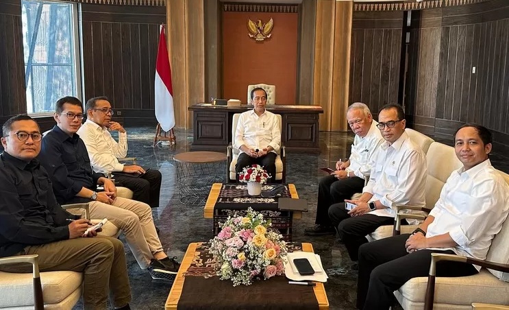 Presiden Jokowi saat rapat dengan para Menteri di kantor Presiden di IKN. Foto : Ist