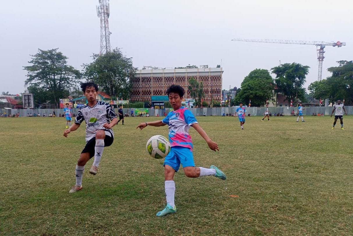 Pemain Nayla B (kiri) mencoba menghadang pemain Batsel FC saat menguasai bola.(red/tangselpos.id)