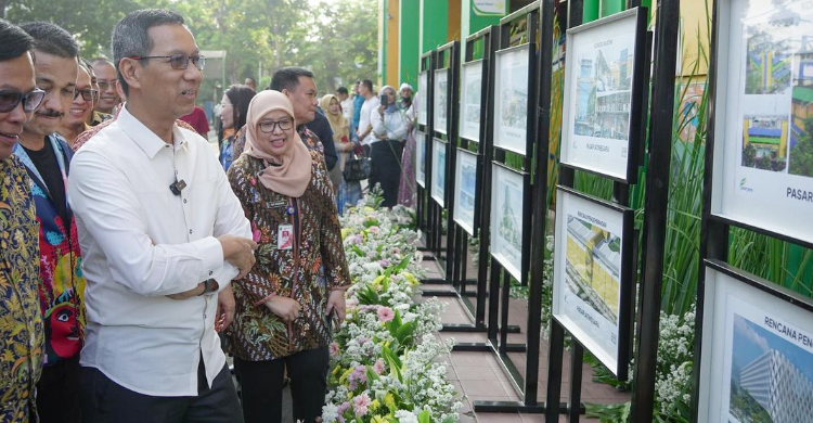 Pj Gubernur Jakarta Heru Budi saat melihat maket renovasi Pasar Pramuka. Foto ; Ist