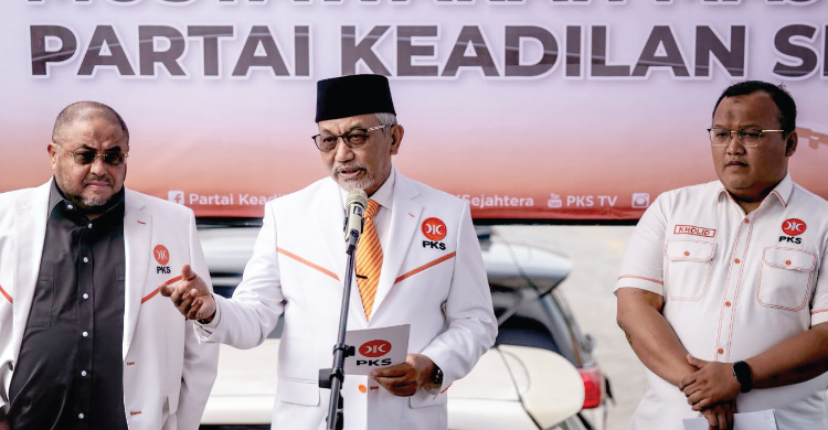 Presiden PKS Ahmad Syaikhu (tengah) saat konferensi pers. Foto : Istc