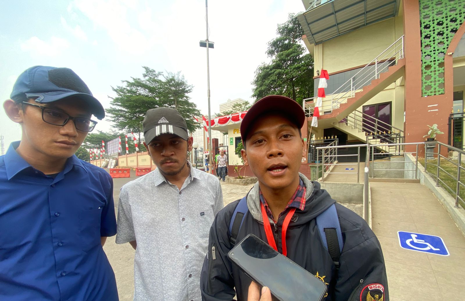 Kakak dari pelajar yang tewas dibacok di jalan Palapa, Kelurahan Serua, Kecamatan Ciputat, Kota Tangsel, Muhammad Wahyu Amar, saat mendatangi Mapolres Tangsel, Selasa (27/8).(dra)