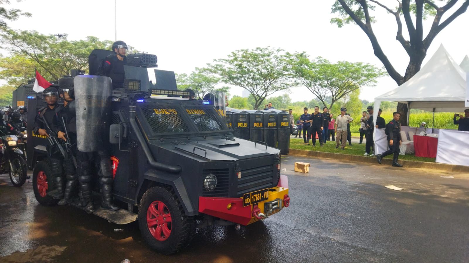 Polres Tangsel melakukan simulasi Sispamkota pengamanan Pilkada 2024 di jalan Promoter, Kecamatan Serpong, Kamis (8/8).(dra)