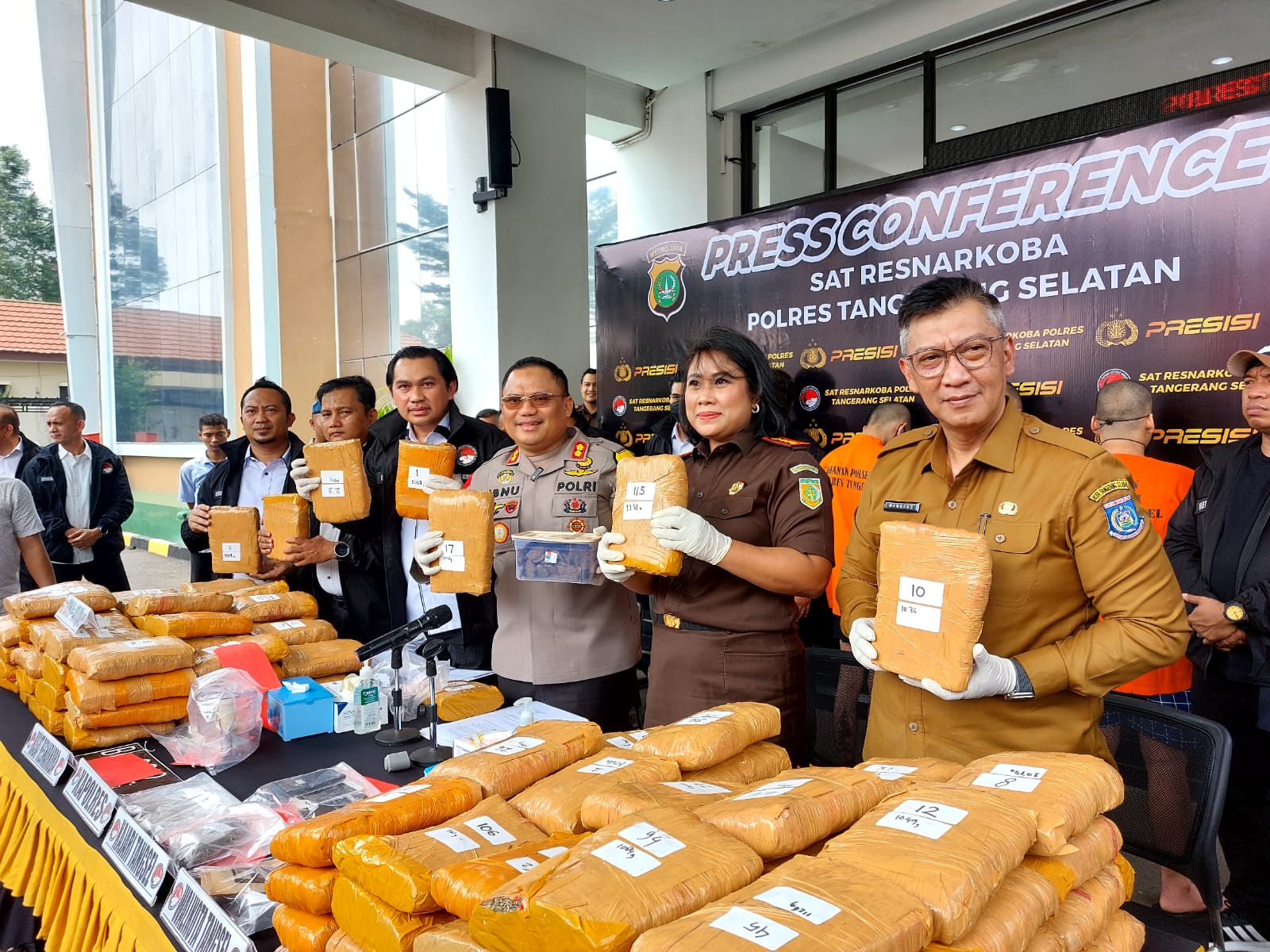 Pengungkapan ratusan kilogram dan keping olahan kukis ganja di Mapolres Tangsel. Foto : Ist