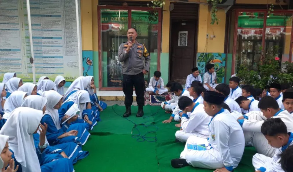 Polsek Pamulang, melaksanakan kegiatan “Go to School” di Sekolah Tsanawiyah dan Aliyah Daarul Hikmah yang berlokasi di Jl. Surya Kencana, Kelurahan Pamulang Barat, Kecamatan Pamulang, Jumat (23/8).(dra)