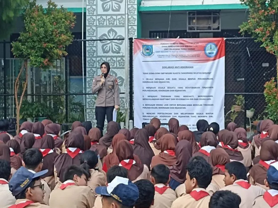 Polsek Serpong mengadakan kegiatan penyuluhan penting di SMP Negeri 16 Tangsel, Kamis (22/8), yang terletak di Kelurahan Paku Jaya, Kecamatan Serpong Utara.(dra)