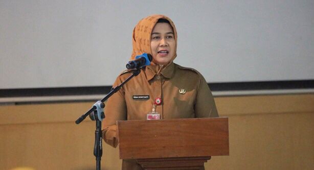 Kepada BPKAD Prov. Banten Rina Dewiyanti. Foto : Ist