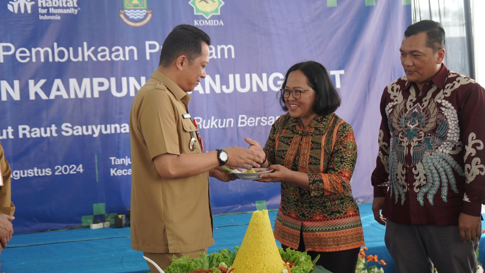 Pj Bupati Tangerang, Andi Ony, bersama dengan Habitat for Humanity Indonesia, masyarkat, Komida, dan para donor untuk melaksanakan revitalisasi kampung Tanjung Kait, Selasa (27/8). (tangselpos.id/lim)