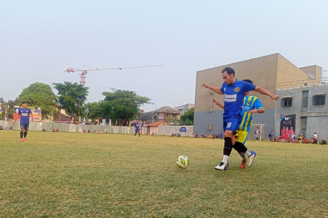 Bek Harpas FC, Faisal (biru) menguasai bola dibayangi pemain Satya Muda.(ist).