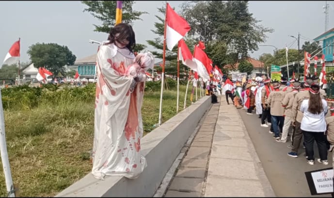 Parade Kemerdekaan di Kecamatan Pondok Aren menampilkan karakter hantu dan lainnya.(irm)