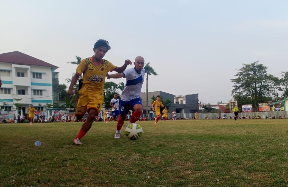 Gelandang muda AAA FC, Herjun (kuning) adu sprint dengan.gelandang Peninggilan Selection, Raja.(red/tangselpos.id).