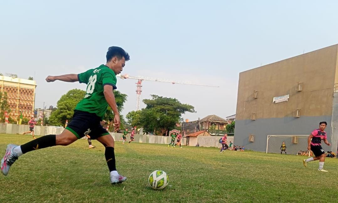 Tendangan penyerang Ecen FC, Syarief Bhotak menyebabkan dua gol bunuh diri yang dilakukan para pemain Bina Remaja.(red/tangselpos.id)