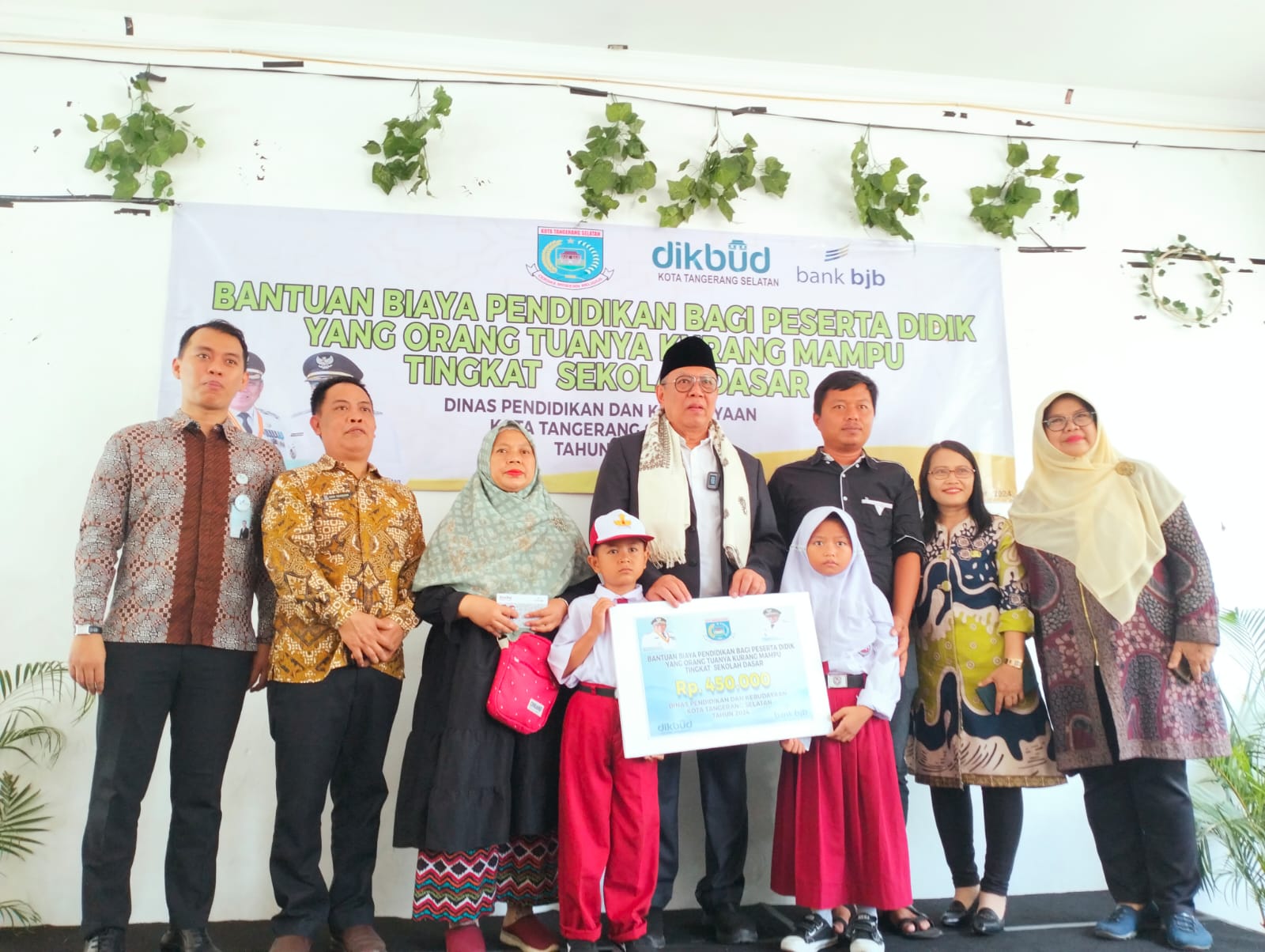 Pemberian bantuan dilakukan secara simbolis di Sekolah Dasar 01 Pondok Pucung, Kelurahan Pondok Pucung, Kecamatan Pondok Aren,Kamis (19/9). (tangselpos.id/irm)