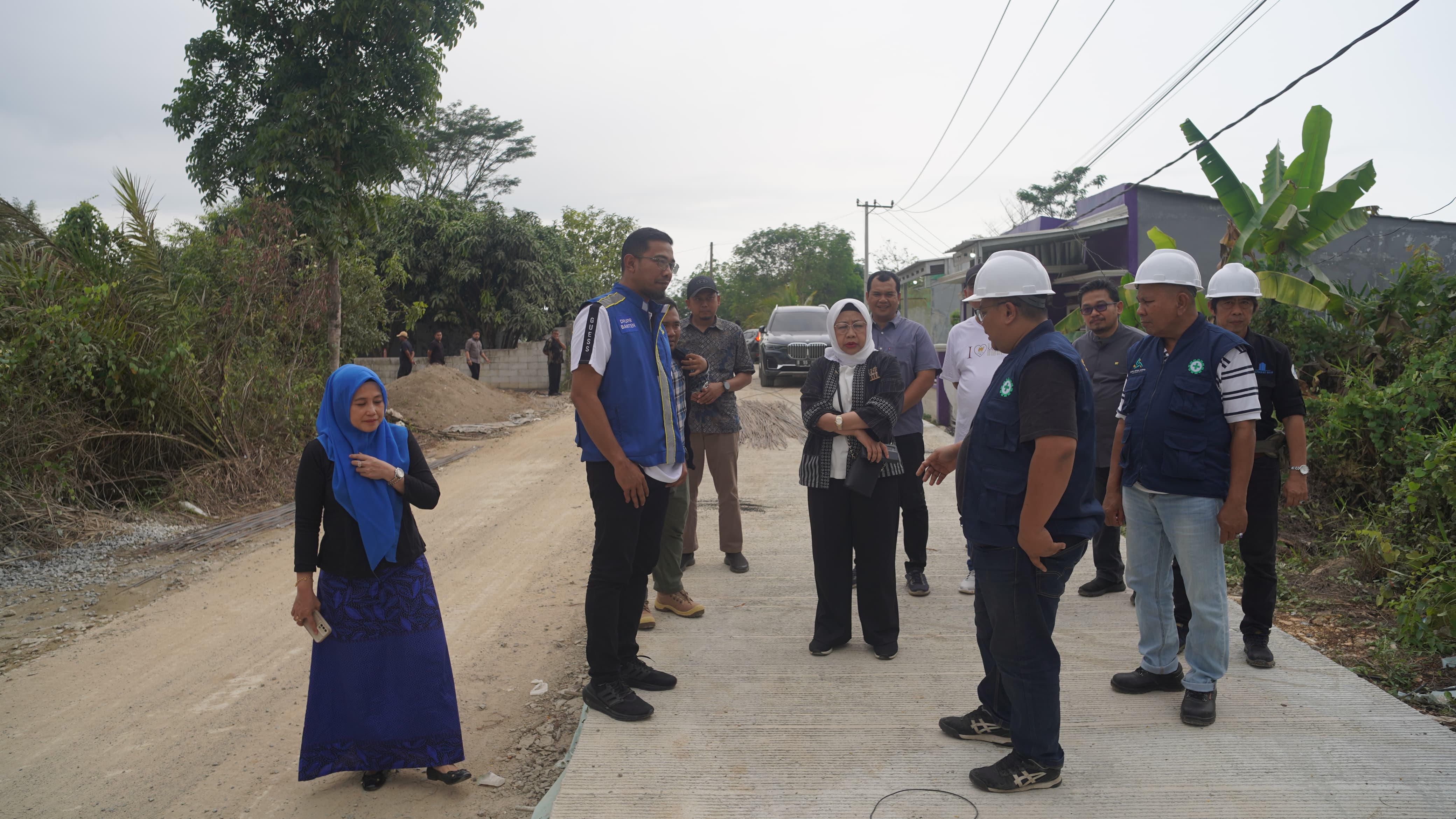 Plh Sekda Banten Virgojanti bersama Ketua DPUPR Arlan Marzan saat melaksanakan monitoring pembangunan jalan di Lebak, pada Minggu, (29/9).