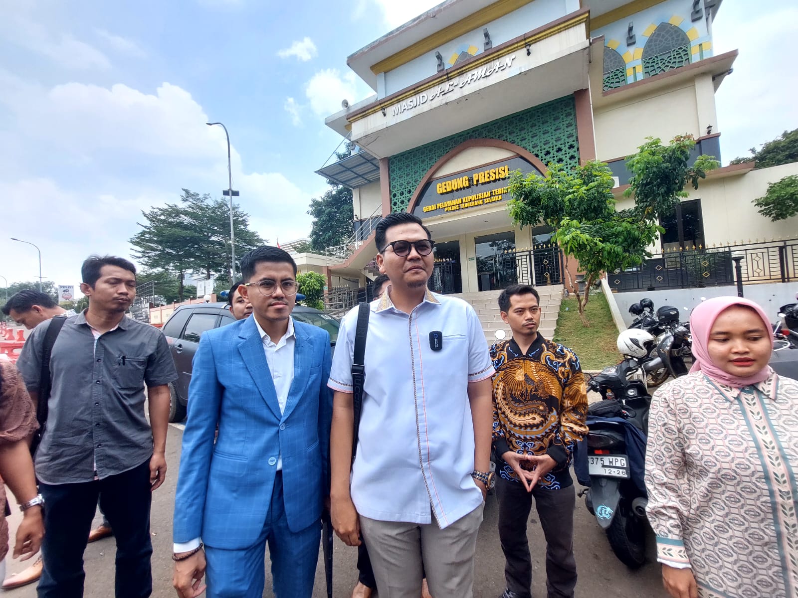 Rizki didampingi tim kuasa hukum melaporkan kasus ini ke Mapolres Tangsel, hari ini. (tangselpos.id/rmn)