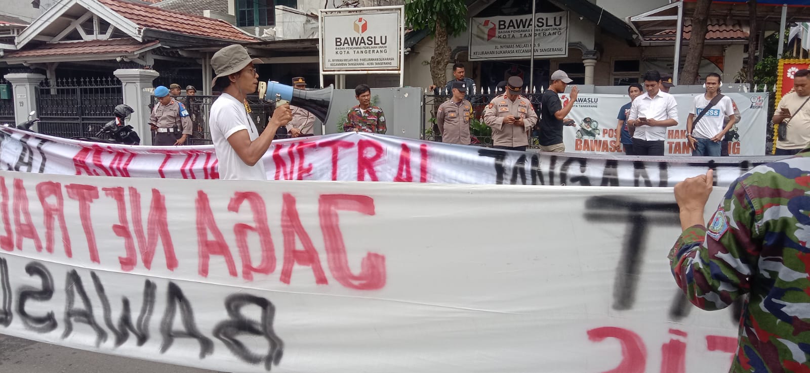 Aktivis di Kota Tangerang menggelar demo di depan Kantor Bawaslu Kota Tangerang, Senin (9/9).(mg.2)