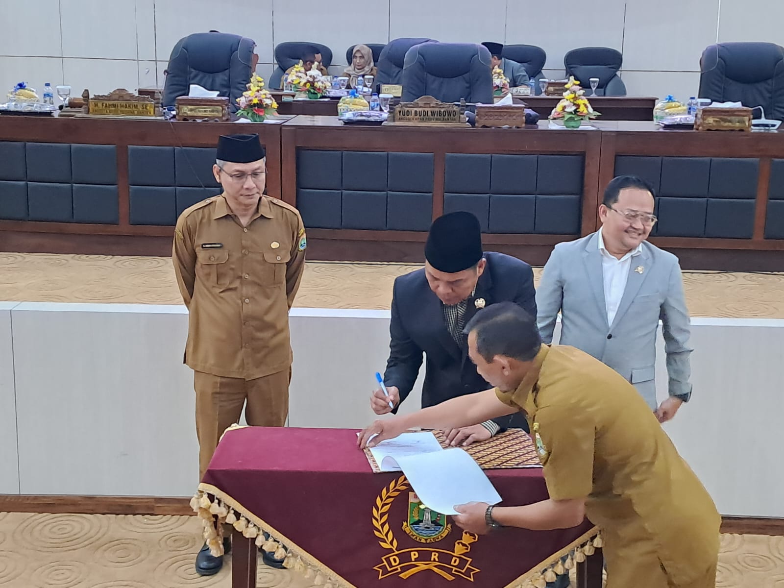 Barhum HS ditunjuk kembali oleh PDI Perjuangan menjadi Wakil Ketua DPRD Banten. Penetapan dilaksanakan melalui rapat paripurna yang digelar pada Senin (30/9).