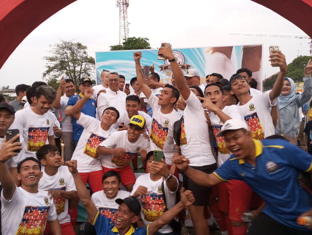 Para pemain BBP Putra Wonogiri foto bersama Wali Kota Tangsel, Benyamin Davnie usai prosesi penyerahan piala. (red/tangselpos.id).