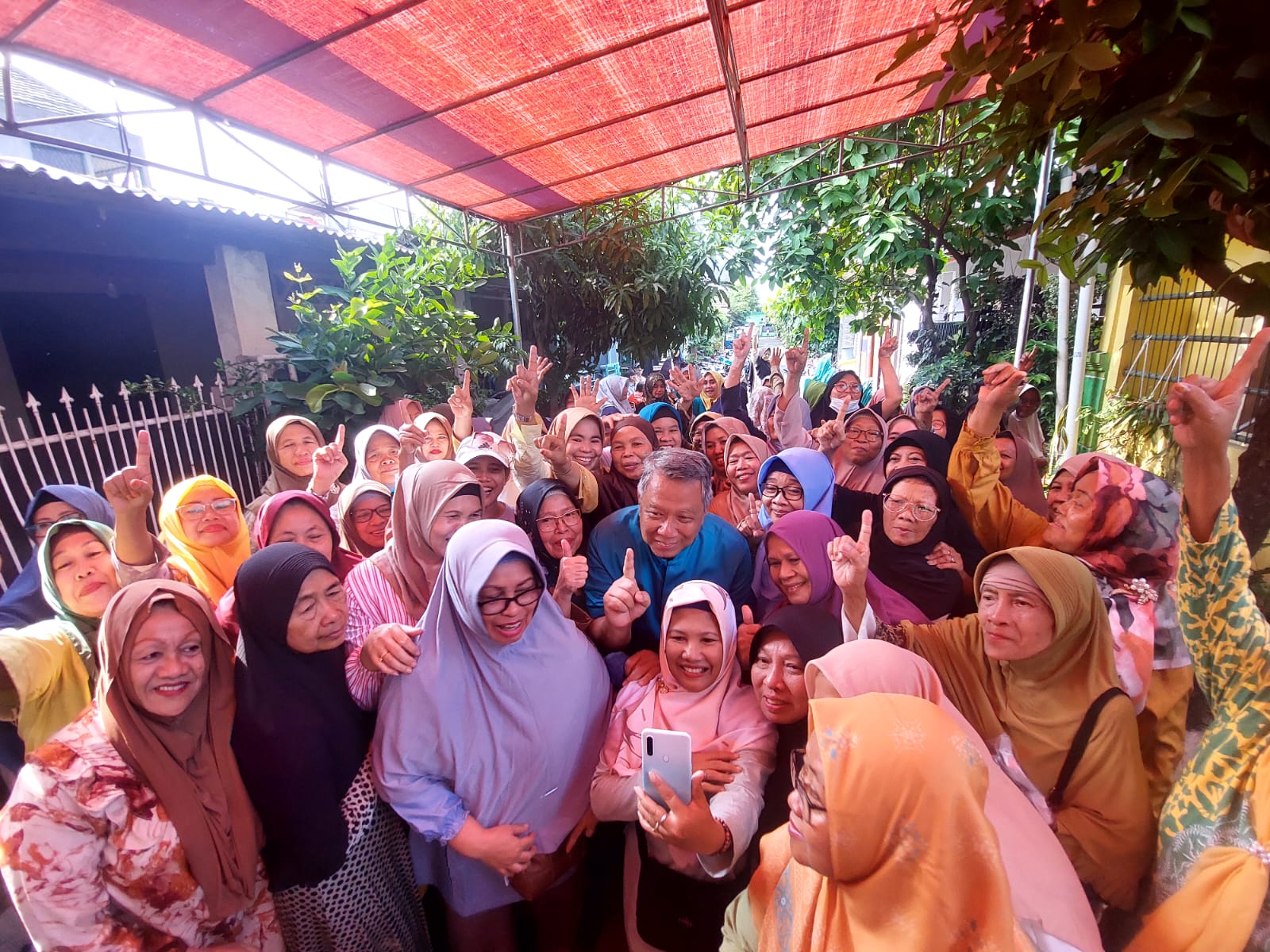 Momen kampanye Calon Wali Kota Tangsel, Benyamin Davnie disambut antusias puluhan emak-emak di Pamulang. Foto : Ist