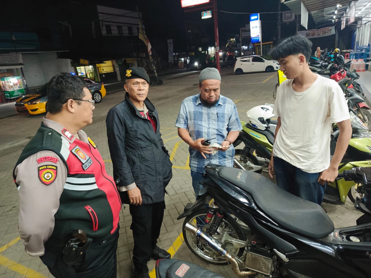 Polsek Pondok Aren melakukan kegiatan operasi kejahatan jalanan malam hari di wilayah Pondok Aren.(dra)