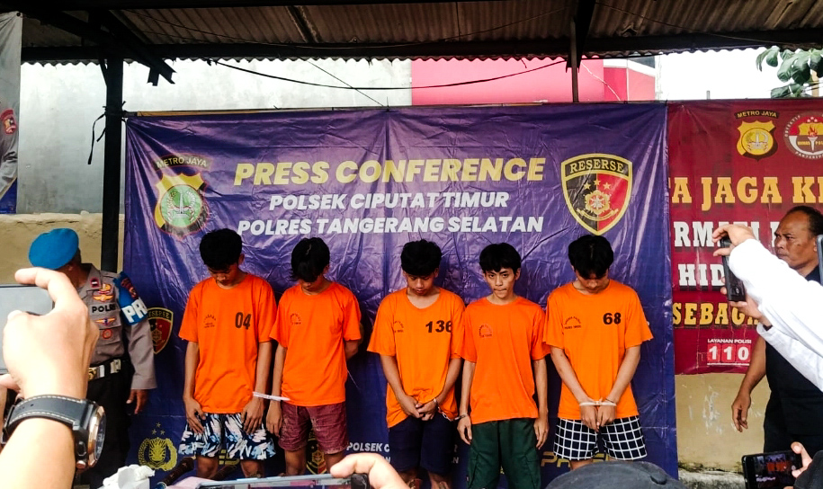 Konferensi pers pelaku tawuran yang berlangsung di Mapolsek Ciputat Timur, Tangerang Selatan (Tangsel), Kamis (26/9/2024). (tangselpos.id/rmn)