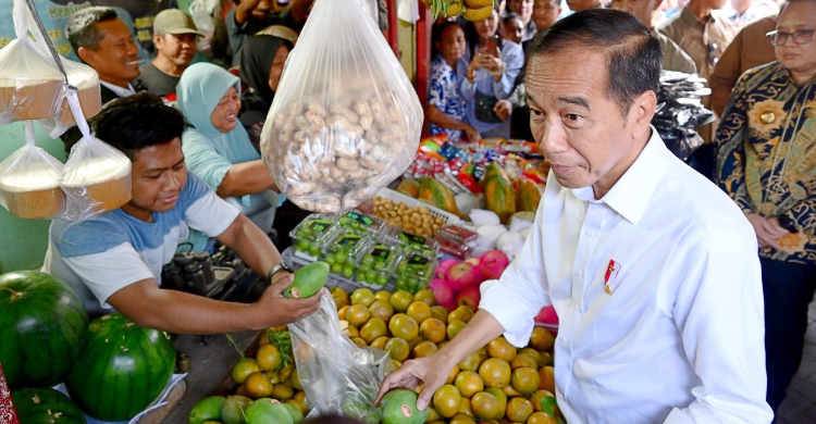 Presiden Jokowi saat blusukan ke pasar di Surabaya. Foto : Ist