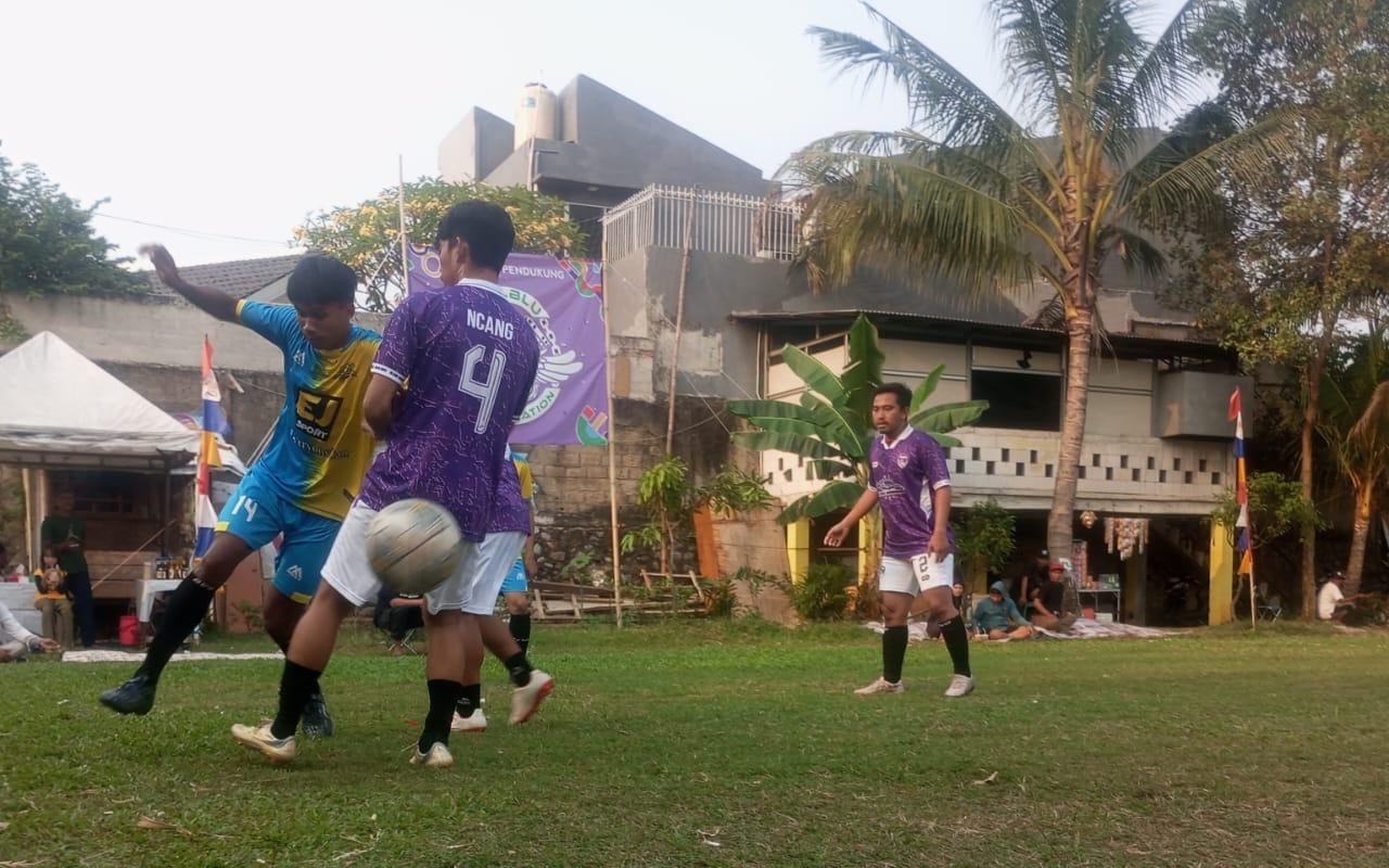 Pemain Pondok Karya FC (biru kuning) berebut bola dengan dua pemain Ncang Mobilindo FC. (red/tangselpos.id).