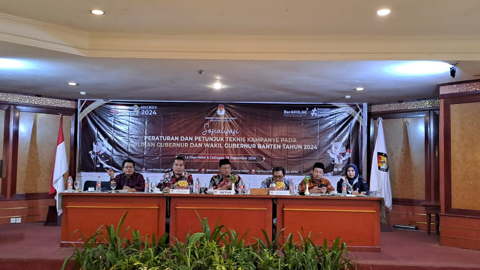 Komisioner KPU Provinsi Banten saat menyampaikan Sosialisasi Peraturan dan Petunjuk Teknis Kampanye pada Pemilihan Gubernur dan Wakil Gubernur Banten tahun 2024, di salah satu hotel di Kota Serang, Sabtu (28/9/2024). (Ist)