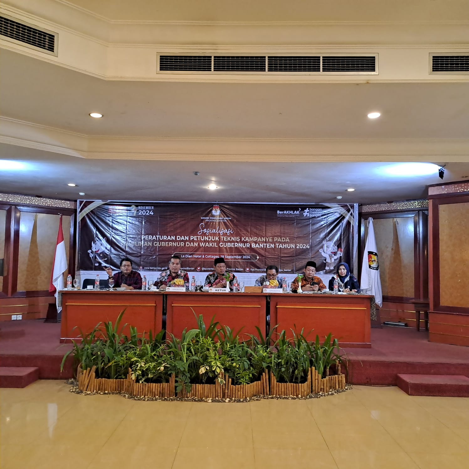 Komisioner KPU Provinsi Banten saat menyampaikan Sosialisasi Peraturan dan Petunjuk Teknis Kampanye pada Pemilihan Gubernur dan Wakil Gubernur Banten tahun 2024, di salah satu hotel di Kota Serang, Sabtu (28/9).(yul)