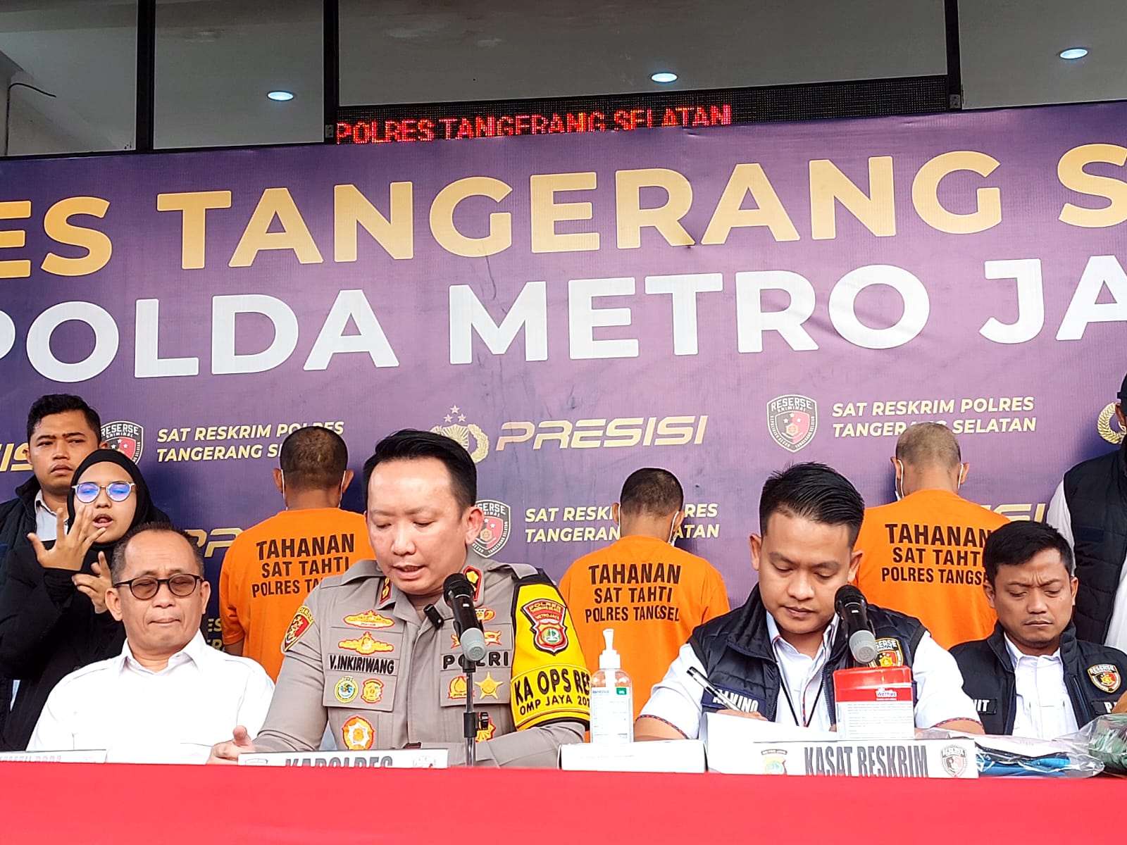 Polres Tangsel menggelar rilis tersangka penculikan dan pencabulan di Mapolres Tangsel, Selasa (17/9/2024). (tangselpos.id/rmb)