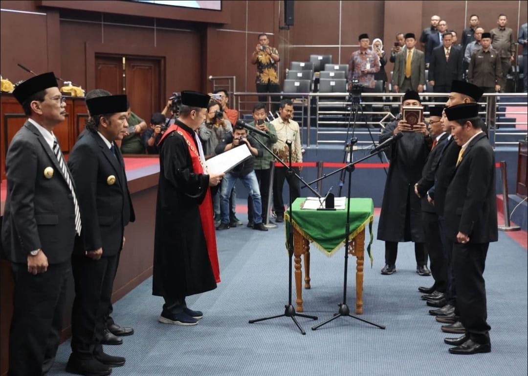 Muji Rohman bersama dengan pimpinan DPRD Kota Serang lainnya, Roni Alfanto, Farhan Aziz, dan Hasan Basri dilantik sebagai pimpinan tetap DPRD Kota Serang periode 2024-2029 pada Jumat (27/9).