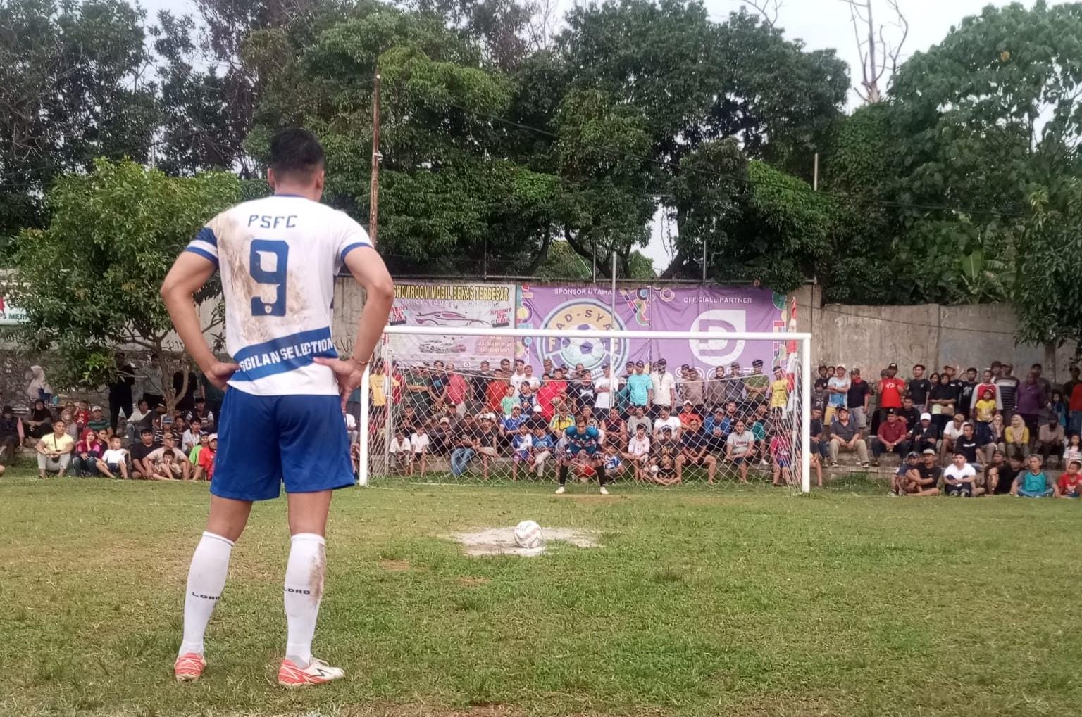 Penyerang Peninggilan Selections, Zola bersiap mengeksekusi tendangan penalti. (red/tangselpos.id).