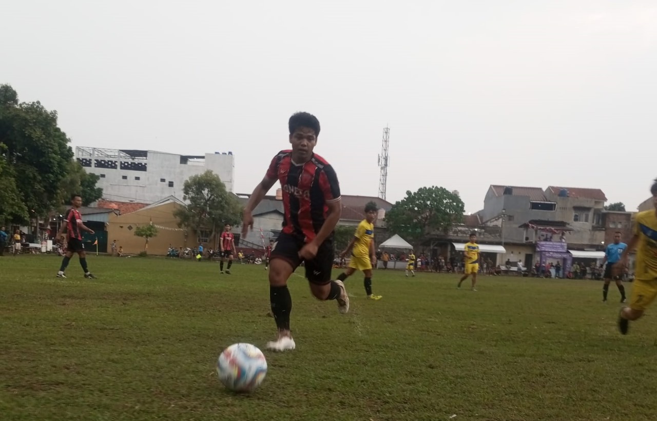 Gelandang bertahan MBJ Zea FC, Jordan berusaha mengejar bola. (red/tangselpos.id).