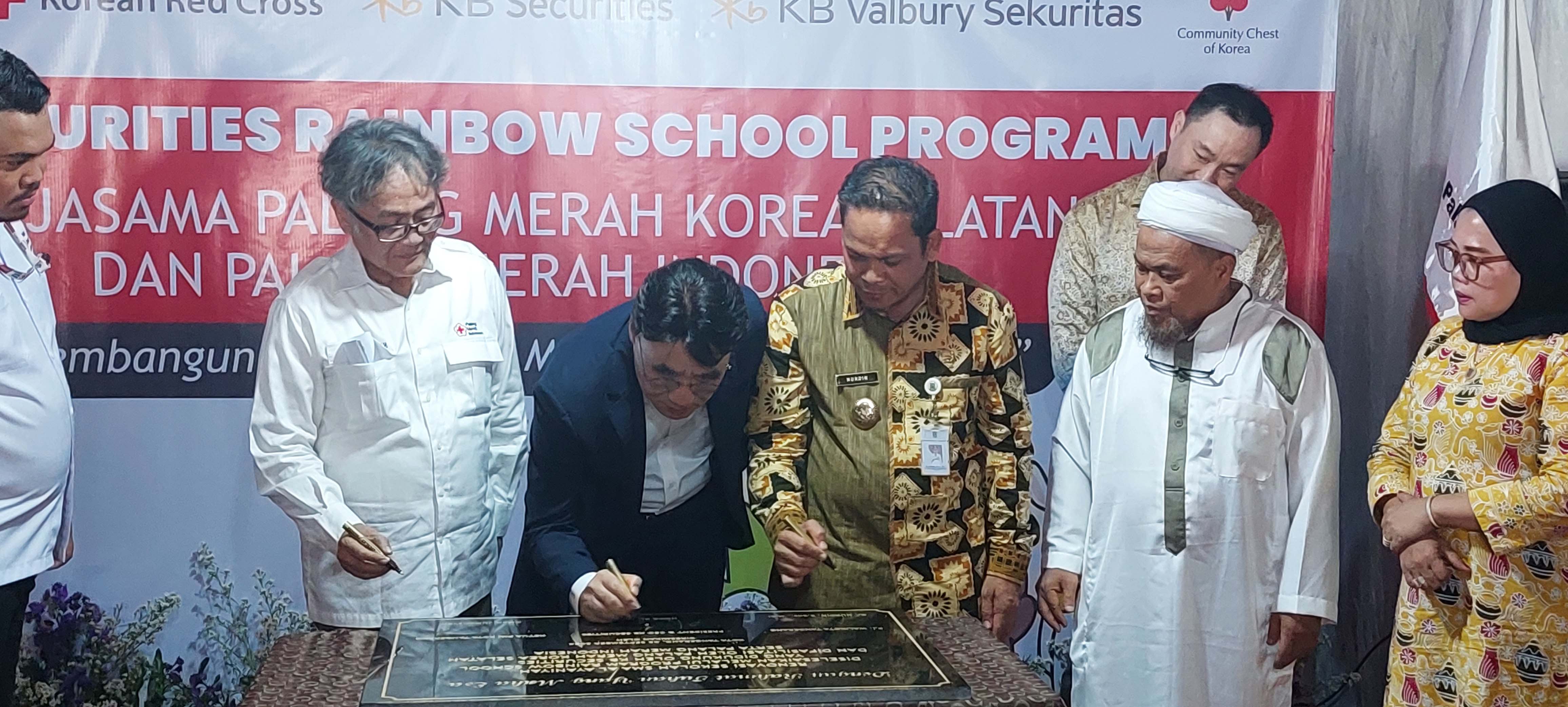 Penjabat (Pj) Wali Kota Tangerang Nurdin dan Presiden and CEO KB Securities Hong Ku Lee meresmikan perbaikan fasilitas sekolah di SMA Al-Ayaniyah, Batu Ceper, Kota Tangerang, Kamis.(mg.2)